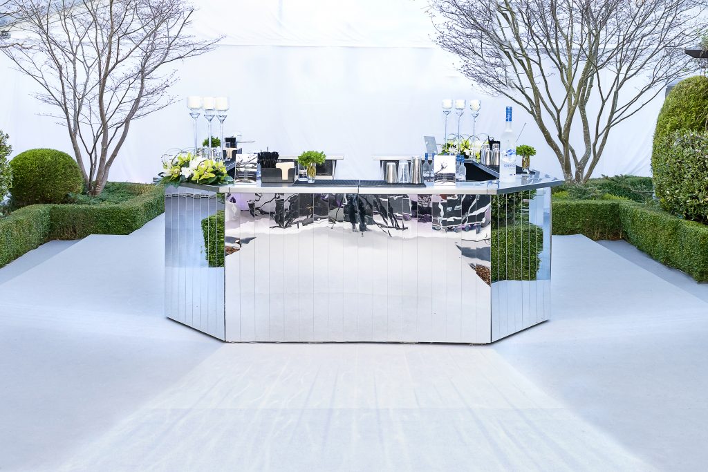 Circular mirrored bar