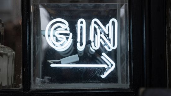 A white neon sign saying GIN